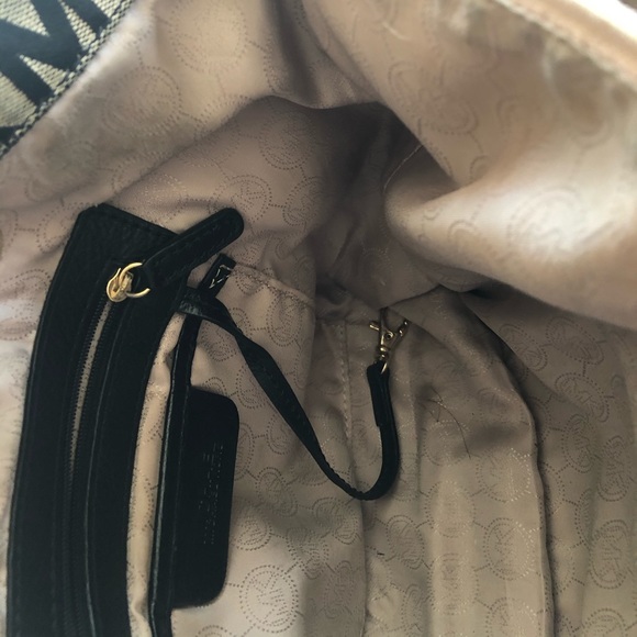 Michel Kors used medium size purse - Picture 5 of 8